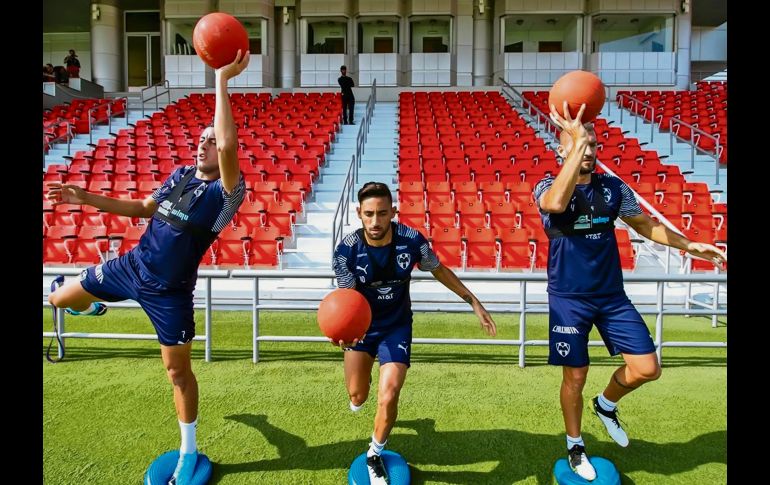 Rogelio Funes, Jonathan Urretavizcaya y Nicolás Sánchez cambiaron de balón. Twitter/@rayados
