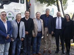 Ayer se anunció que se sumaron 25 vehículos. En la imagen, el alcalde tapatío (corbata) y personal de la empresa Caabsa Eagle. FACEBOOK/GuadalajaraGob