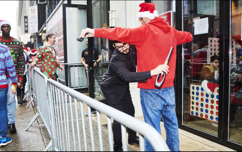 Muchos de los participantes lucieron sus mejores galas navideñas en el evento. AFP/G. Jones