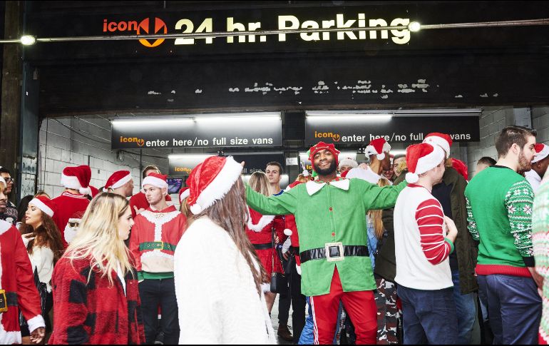 Muchos de los participantes lucieron sus mejores galas navideñas en el evento. AFP/G. Jones