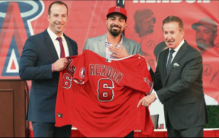 Nuevo reto. Anthony Rendón recibe el jersey con el número 6, el cual portará con los Angelinos. AFP