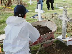 Peritos forenses trabajan en el cementerio del municipio de Dabeiba. EFE