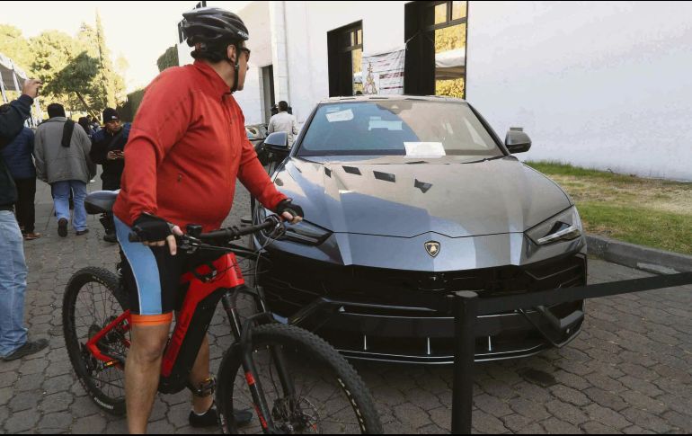 Lujo. Uno de los vehículos a la venta en Los Pinos. SUN