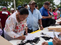 Habitantes de Mérida, en Yucatán, participan este domingo de la consulta. EFE/C. Moreno