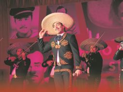 Omar Chaparro aborda el personaje de Pedro Guadalupe, imitador del ídolo Pedro Infante que en una segunda oportunidad de la vida busca ponerle corazón a lo que hace. ESPECIAL