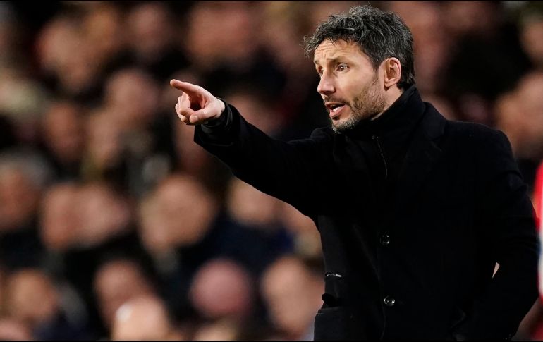 El mexicano, canterano del Pachuca, de esta forma ve como el técnico que lo llevó a Europa se va del equipo. TWITTER / @PSV