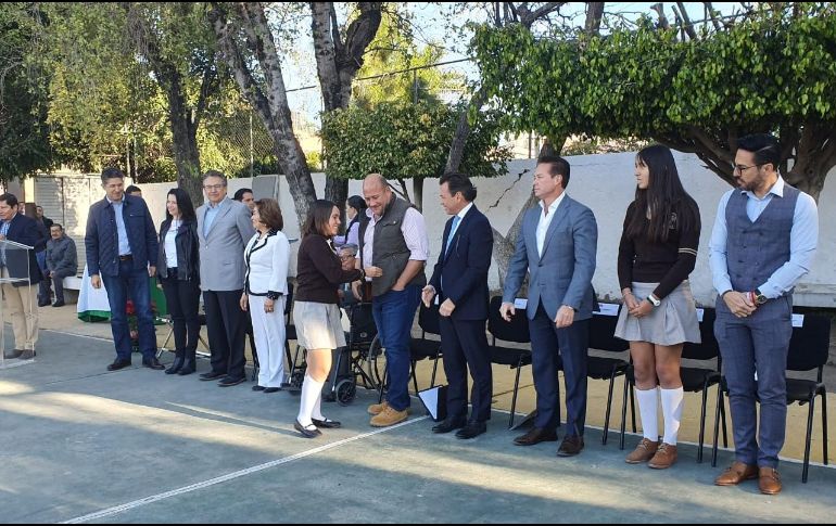 Pablo Lemus resaltó que la entrega de lentes ayudará a que los estudiantes mejoren su rendimiento escolar. EL INFORMADOR / Y. Mora