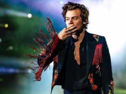 Harry Styles ha destacado por su peculiar forma vestir, con una mezcla de ropa de mujer y de hombre. INSTAGRAM / harrystyles
