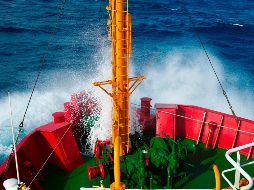 Cada día que pasa se dificulta aún más la búsqueda, pues los restos se esparcen más en la superficie y son arrastrados por las corrientes marinas. AFP/V. Almeida