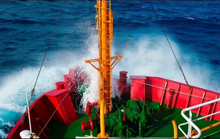 Cada día que pasa se dificulta aún más la búsqueda, pues los restos se esparcen más en la superficie y son arrastrados por las corrientes marinas. AFP/V. Almeida