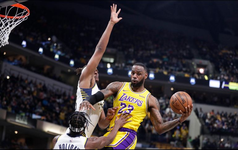 LeBron James (#23) aportó 20 puntos, nueve rebotes y nueve asistencias para Los Ángeles, pero su equipo terminó cayendo en casa de Indiana. AP/M. Conroy