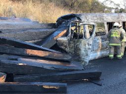 La camioneta de pasajeros, originarios de Guanajuato y que tenían como destin Nuevo Vallarta, quedó calcinada. TWITTER / @PCJalisco