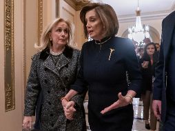 La presidenta de la Cámara de Representantes, Nancy Pelosi, se dirige con la legisladora Debbie Dingell (i) a la histórica sesión en el Capitolio, en Washington, DC. AP/J. Applewhite