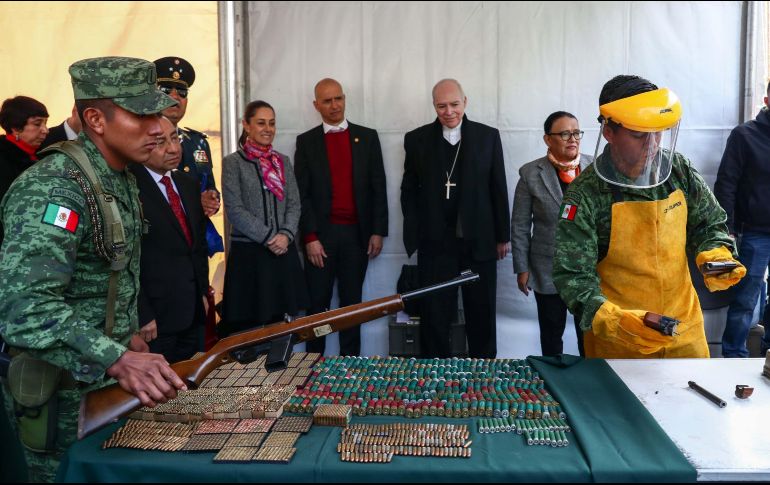 Personal militar destruye las piezas entregadas por la ciudadanía. SUN/D. Sánchez