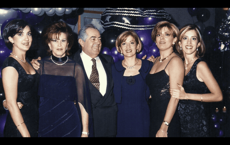 Con sus amores, Jorge y sus cuatro hijas.