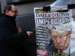 La portada de un diario en Nueva York muestra una nota sobre la aprobación del juicio político a Trump. AFP/S. Platt