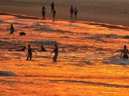 Personas se refrescan en la playa Bondi en Sídney. AFP/F. Khan