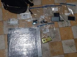 Durante el operativo, las autoridades decomisaron 36 dispositivos de almacenamiento electrónico y 15 aparatos de comunicación móvil. ESPECIAL/FGR