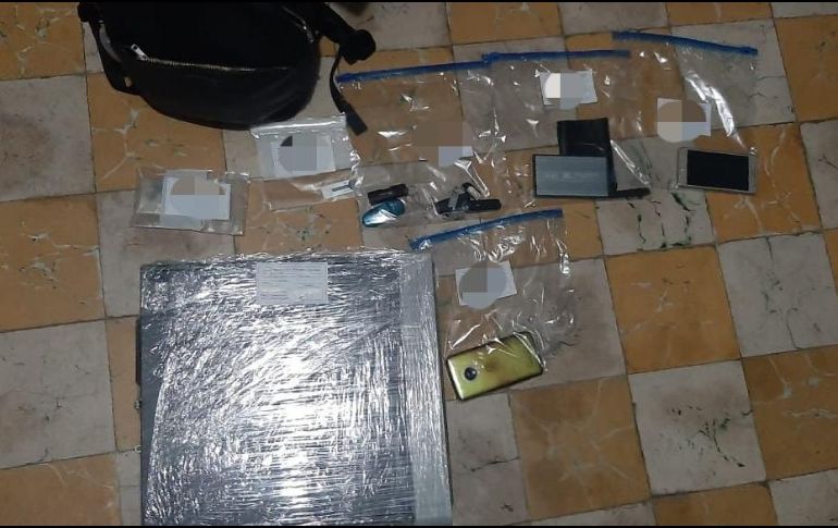 Durante el operativo, las autoridades decomisaron 36 dispositivos de almacenamiento electrónico y 15 aparatos de comunicación móvil. ESPECIAL/FGR
