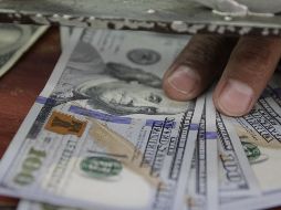 El billete verde se adquirió en un mínimo de 17.85 pesos en bancos capitalinos. EL INFORMADOR/ARCHIVO