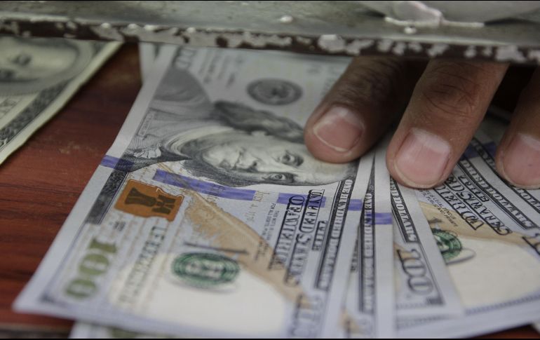 El billete verde se adquirió en un mínimo de 17.85 pesos en bancos capitalinos. EL INFORMADOR/ARCHIVO