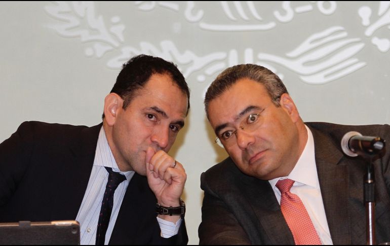 Arturo Herrera, secretario de Hacienda, y Carlos Romero, procurador fiscal, en conferencia de prensa en Ciudad de México. NTX/A. Guzmán