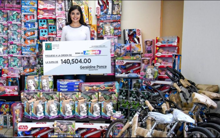 En la publicación, se ve a la diputada rodeada de varios juguetes mientras sostiene un cheque que tiene escrita la cantidad donada. FACEBOOK/Geraldine Ponce