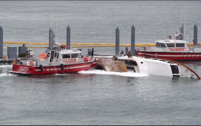 El bote de 36.5 metros de eslora quedó destruido, volcado y parcialmente hundido. AP/L. Sladky