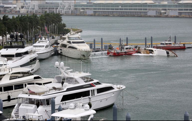 El bote de 36.5 metros de eslora quedó destruido, volcado y parcialmente hundido. AP/L. Sladky