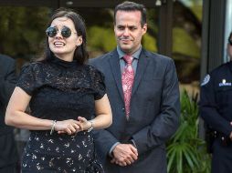 Sara Sosa (i) llora junto a su medio hermano, José Joel Sosa, al salir del velorio privado de José José celebrado en Miami. EFE/ARCHIVO