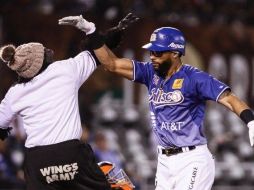 Los cubanos Dariel Álvarez y Henry Urrutia, lucieron en la caja de bateo para doblegar a la novena de la capital sonorense. TWITTER / @charrosbeisbol