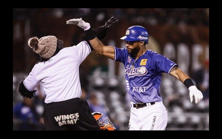 Los cubanos Dariel Álvarez y Henry Urrutia, lucieron en la caja de bateo para doblegar a la novena de la capital sonorense. TWITTER / @charrosbeisbol