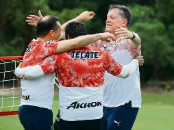 Mariano Varela, Alberto Coyote y Ricardo Peláez celebran una victoria en el tenis-balón. TWITTER/@chivas