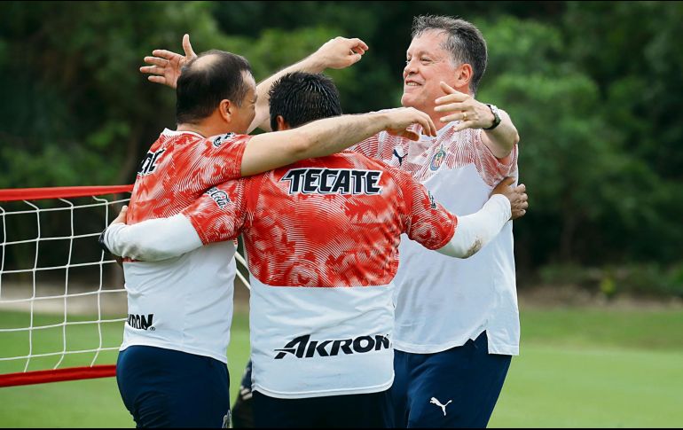 Mariano Varela, Alberto Coyote y Ricardo Peláez celebran una victoria en el tenis-balón. TWITTER/@chivas