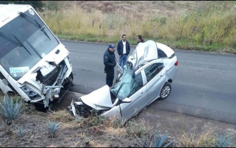 De acuerdo a los indicios encontrados en el sitio, el hecho pudo derivar de un derrape a causa de la grava suelta en el punto.  ESPECIAL/