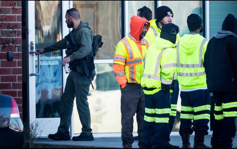 Policías acudieron al lugar para acordonarlo y realizar las diligencias que marca la ley. AP/A. Dye-The Winston-Salem Journal