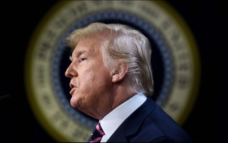 Antes de partir hacia su lujoso club de Mar-a-Lago, Trump decidió firmar una amplia ley presupuestaria. AFP/B. Smialowski