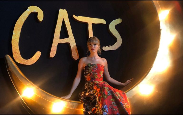 La cantante Taylor Swift interpreta el tema principal de la película, 