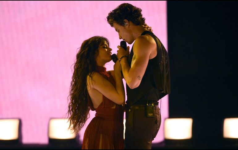 La cantante Camila Cabello podría aparecer en el show de su pareja en Palacio de los Deportes. AP/ARCHIVO