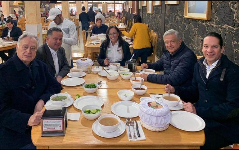 El Presidente desayunó junto a Manuel Bartlett; la secretaria de Energía, Rocío Nahle; Santiago Nieto, titular de la UIF; y el gobernador de Querétaro, Francisco Domínguez. TWITTER/ @lopezobrador_