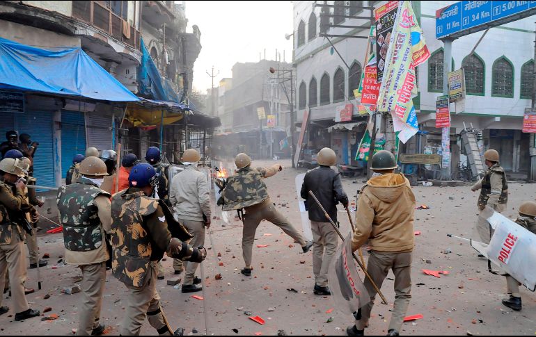 Los manifestantes están furiosos por una nueva ley que permite a las minorías religiosas que están ilegalmente en India convertirse en ciudadanos si demuestran que fueron perseguidos por su religión. AFP /