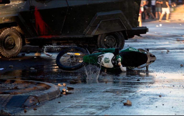 El violento incidente acrecienta las críticas hacia el cuerpo de Carabineros, en la mira de diversas organizaciones internacionales por su actuar violento. AFP/C. Reyes