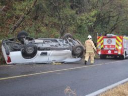 El ambiente lluvioso de este sábado pudo ser la causa de que el vehículo derrapara en una curva. ESPECIAL/Bomberos de Zapopan
