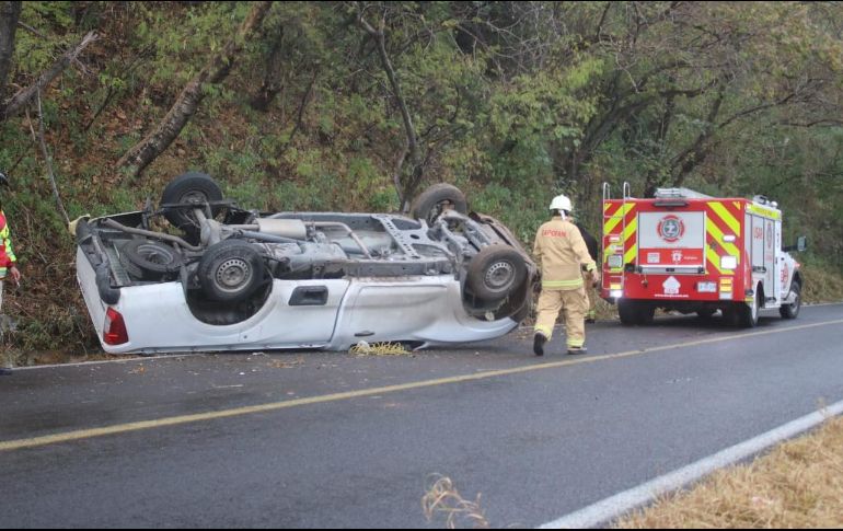 El ambiente lluvioso de este sábado pudo ser la causa de que el vehículo derrapara en una curva. ESPECIAL/Bomberos de Zapopan