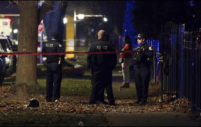 Policías resguardan el sitio donde se registró el tiroteo en Chicago. AP/Chicago Tribune/T. James