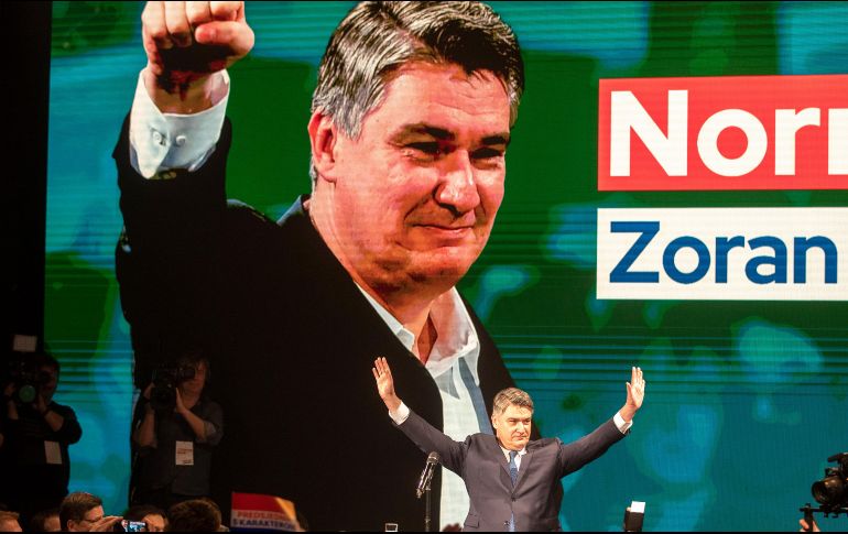 Zoran Milanovic saluda a sus seguidores en Zagreb. Disputará la presidencia en una segunda vuelta el 5 de enero. AP/D. Bandic