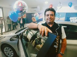 Premiado. El señor Guillermo Chávez posa junto a su coche nuevo. EL INFORMADOR / G. Gallo
