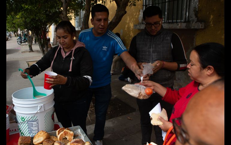 Así como Santa Claus, decenas de personas acuden a los Hospitales Civiles a dar comida y regalos. EL INFORMADOR / G. Gallo