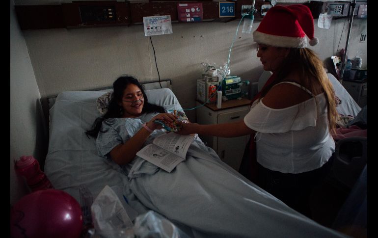 Así como Santa Claus, decenas de personas acuden a los Hospitales Civiles a dar comida y regalos. EL INFORMADOR / G. Gallo