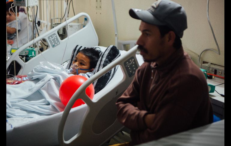 Así como Santa Claus, decenas de personas acuden a los Hospitales Civiles a dar comida y regalos. EL INFORMADOR / G. Gallo